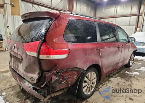 2013 Toyota Sienna Xle z USA, uszkodzony, nr VIN 5TDDK3DCXDS051137